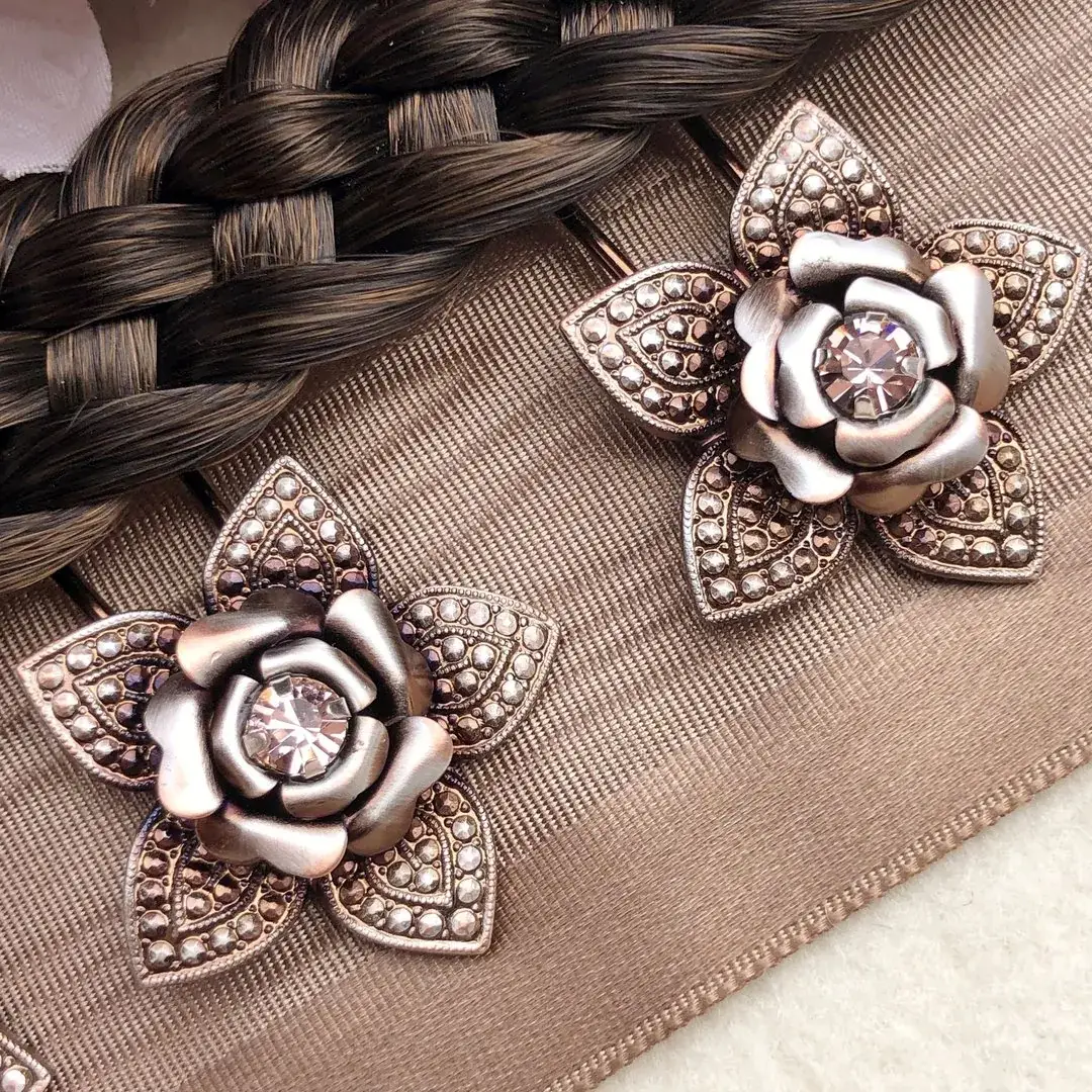 Trachten-Haarnadel mit Swarovski in rosé No. 2 – Bild 6 – Chiemgauer Heimatwerk Trachten-Onlineshop Trachten-Haarnadel mit Swarovski in rosé No. 2 - Bild 6 - Chiemgauer Heimatwerk Trachten-Onlineshop