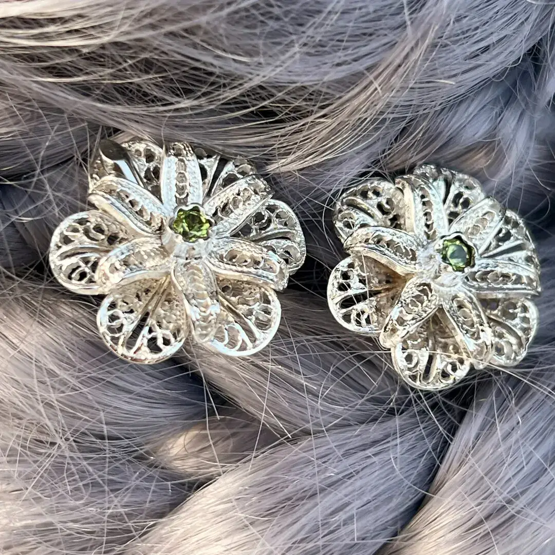 Trachten-Haarnadel mit Zirkonia grün in Echtsilber – Bild 11 – Chiemgauer Heimatwerk Trachten-Onlineshop Trachten-Haarnadel mit Zirkonia grün in Echtsilber - Bild 11 - Chiemgauer Heimatwerk Trachten-Onlineshop