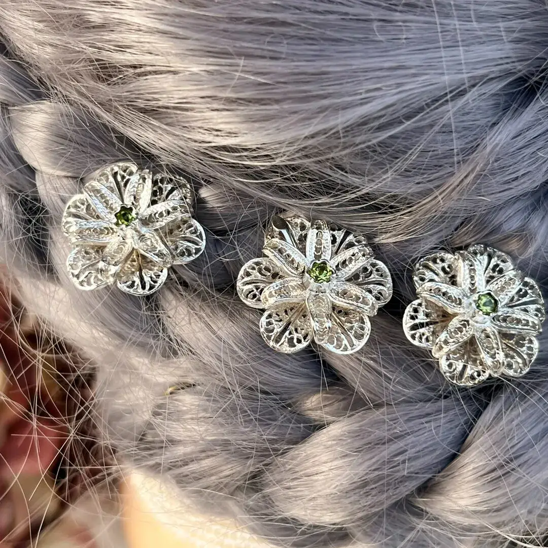 Trachten-Haarnadel mit Zirkonia grün in Echtsilber – Bild 2 – Chiemgauer Heimatwerk Trachten-Onlineshop Trachten-Haarnadel mit Zirkonia grün in Echtsilber - Bild 2 - Chiemgauer Heimatwerk Trachten-Onlineshop