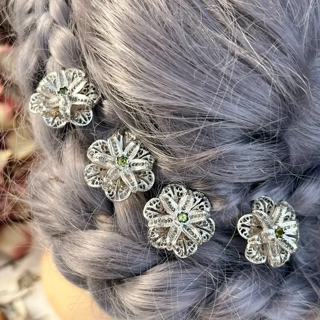 Trachten-Haarnadel mit Zirkonia grün in Echtsilber – Bild 7 – Chiemgauer Heimatwerk Trachten-Onlineshop Trachten-Haarnadel mit Zirkonia grün in Echtsilber - Bild 7 - Chiemgauer Heimatwerk Trachten-Onlineshop