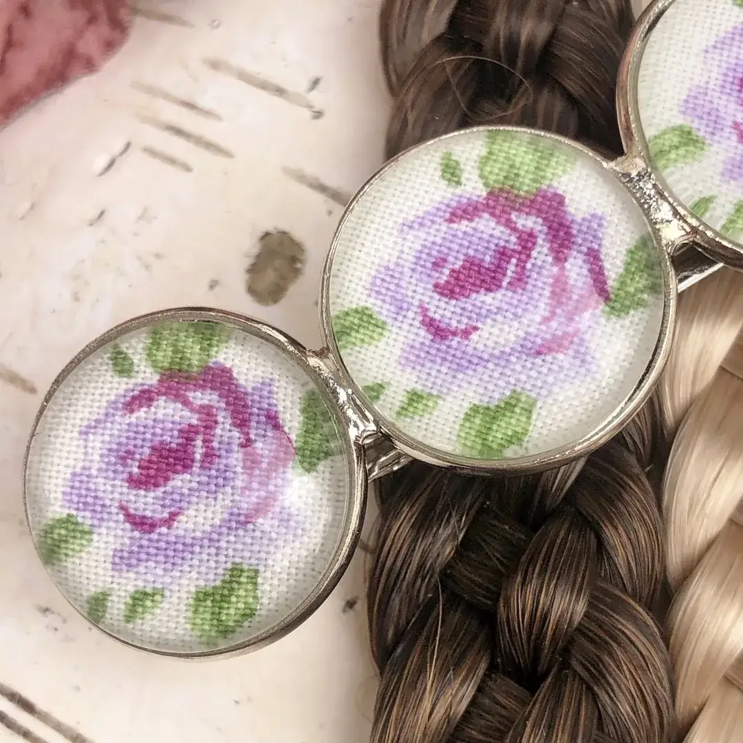 Trachten-Haarspange für Damen mit Rosen in lila – Bild 6 – Chiemgauer Heimatwerk Trachten-Onlineshop Trachten-Haarspange für Damen mit Rosen in lila - Bild 6 - Chiemgauer Heimatwerk Trachten-Onlineshop