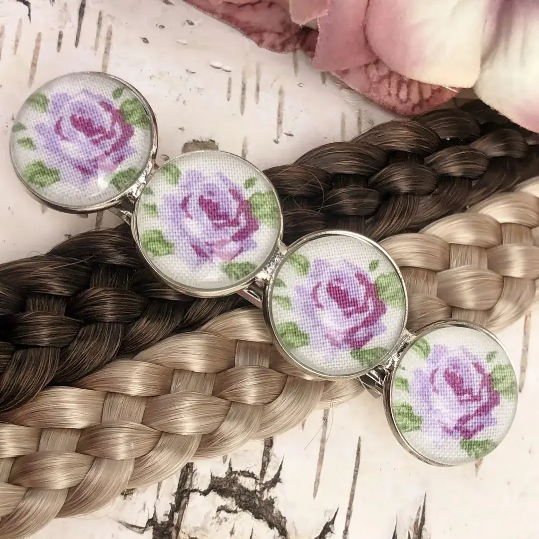 Trachten-Haarspange für Damen mit Rosen in lila – Bild 9 – Chiemgauer Heimatwerk Trachten-Onlineshop Trachten-Haarspange für Damen mit Rosen in lila - Bild 9 - Chiemgauer Heimatwerk Trachten-Onlineshop
