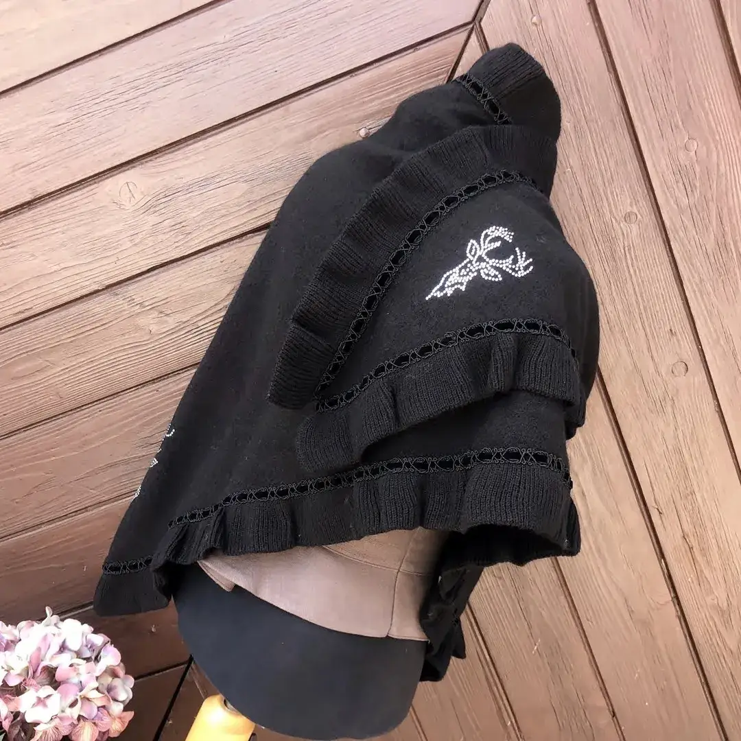 Trachten-Schultertuch aus Walk in schwarz No. 4 – Bild 8 – Chiemgauer Heimatwerk Trachten-Onlineshop Trachten-Schultertuch aus Walk in schwarz No. 4 - Bild 8 - Chiemgauer Heimatwerk Trachten-Onlineshop