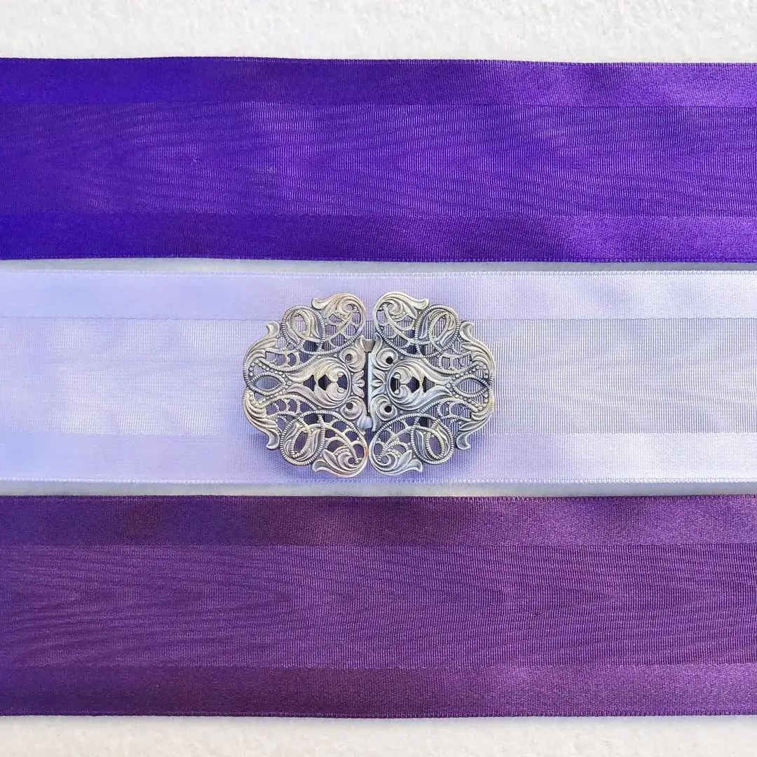 Trachtenband Moiré Band in violett – Bild 16 – Chiemgauer Heimatwerk Trachten-Onlineshop Trachtenband Moiré Band in violett - Bild 16 - Chiemgauer Heimatwerk Trachten-Onlineshop