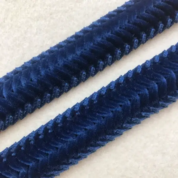 Trachtenborte Rosmarinrüsche in blau – Bild 1 – Chiemgauer Heimatwerk Trachten-Onlineshop Trachtenborte Rosmarinrüsche in blau - Bild 1 - Chiemgauer Heimatwerk Trachten-Onlineshop
