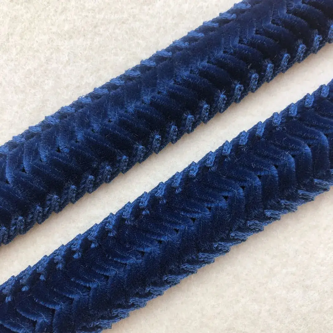 Trachtenborte Rosmarinrüsche in blau – Bild 1 – Chiemgauer Heimatwerk Trachten-Onlineshop Trachtenborte Rosmarinrüsche in blau - Bild 1 - Chiemgauer Heimatwerk Trachten-Onlineshop