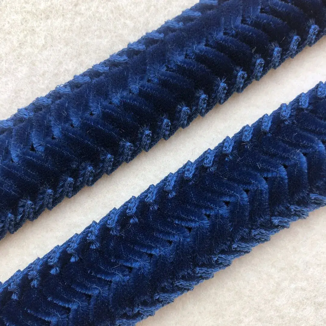 Trachtenborte Rosmarinrüsche in blau – Bild 4 – Chiemgauer Heimatwerk Trachten-Onlineshop Trachtenborte Rosmarinrüsche in blau - Bild 4 - Chiemgauer Heimatwerk Trachten-Onlineshop