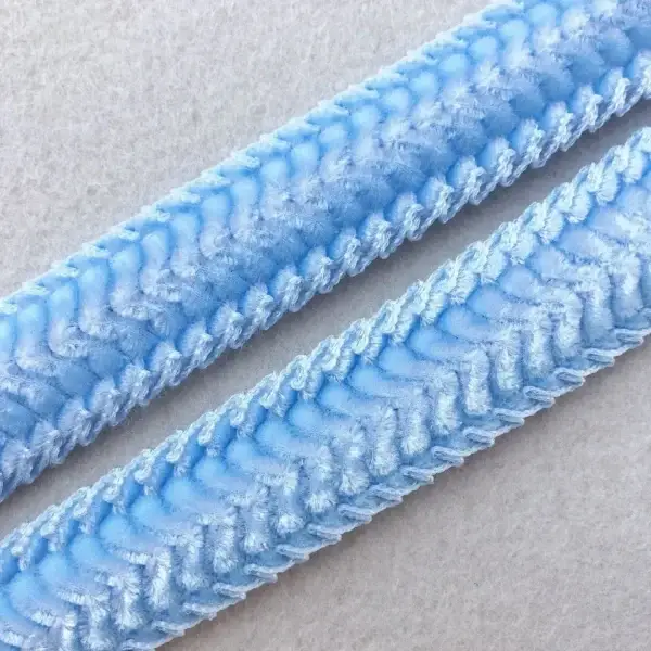 Trachtenborte Rosmarinrüsche in eisblau – Bild 1 – Chiemgauer Heimatwerk Trachten-Onlineshop Trachtenborte Rosmarinrüsche in eisblau - Bild 1 - Chiemgauer Heimatwerk Trachten-Onlineshop