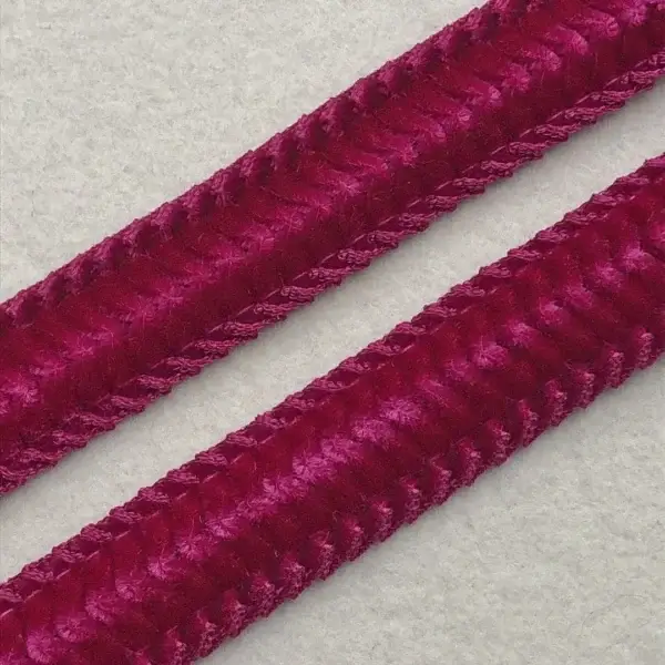 Trachtenborte Rosmarinrüsche in fuchsia – Bild 1 – Chiemgauer Heimatwerk Trachten-Onlineshop Trachtenborte Rosmarinrüsche in fuchsia - Bild 1 - Chiemgauer Heimatwerk Trachten-Onlineshop