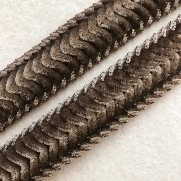 Trachtenborte Rosmarinrüsche in taupe – Bild 1 – Chiemgauer Heimatwerk Trachten-Onlineshop Trachtenborte Rosmarinrüsche in taupe - Bild 1 - Chiemgauer Heimatwerk Trachten-Onlineshop