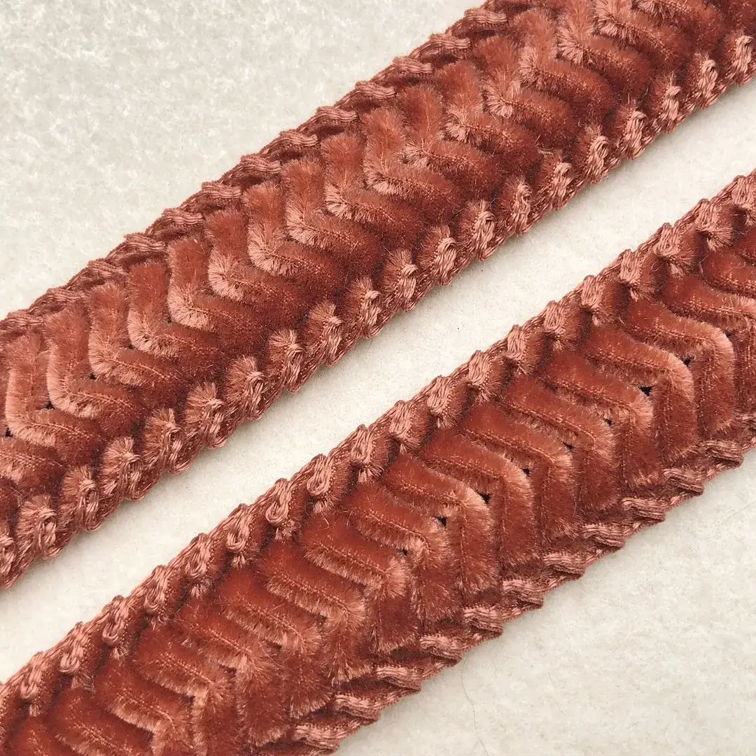 Trachtenborte Rosmarinrüsche in terrakotta – Bild 5 – Chiemgauer Heimatwerk Trachten-Onlineshop Trachtenborte Rosmarinrüsche in terrakotta - Bild 5 - Chiemgauer Heimatwerk Trachten-Onlineshop
