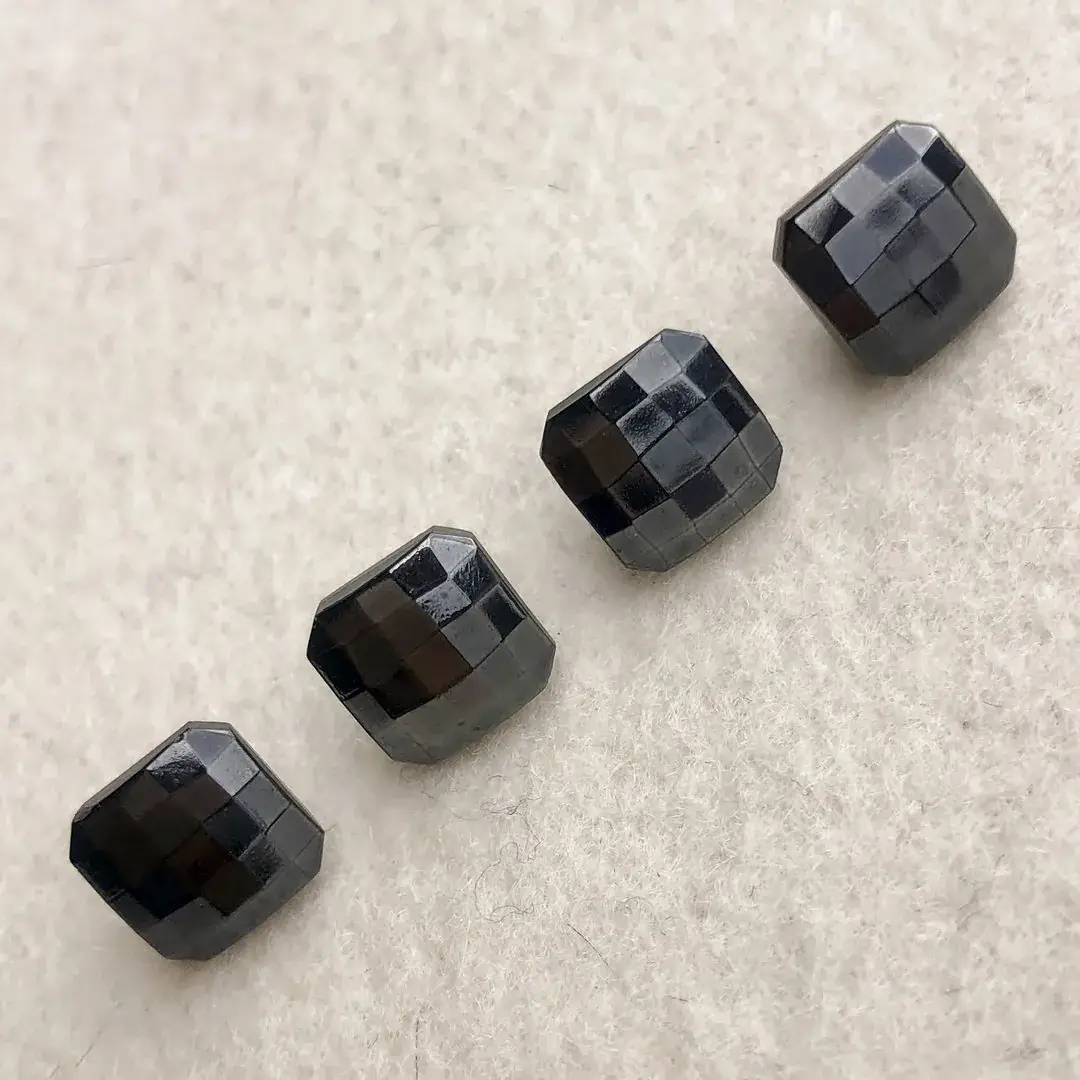 Trachtenknopf aus echtem Glas blutstein No. 35 – Bild 16 – Chiemgauer Heimatwerk Trachten-Onlineshop Trachtenknopf aus echtem Glas blutstein No. 35 - Bild 16 - Chiemgauer Heimatwerk Trachten-Onlineshop