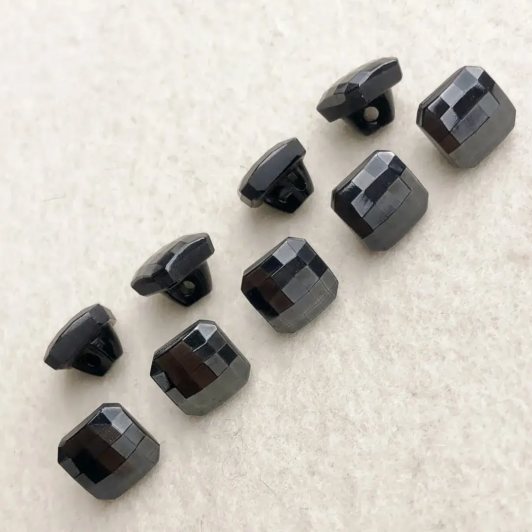 Trachtenknopf aus echtem Glas blutstein No. 35 – Bild 18 – Chiemgauer Heimatwerk Trachten-Onlineshop Trachtenknopf aus echtem Glas blutstein No. 35 - Bild 18 - Chiemgauer Heimatwerk Trachten-Onlineshop