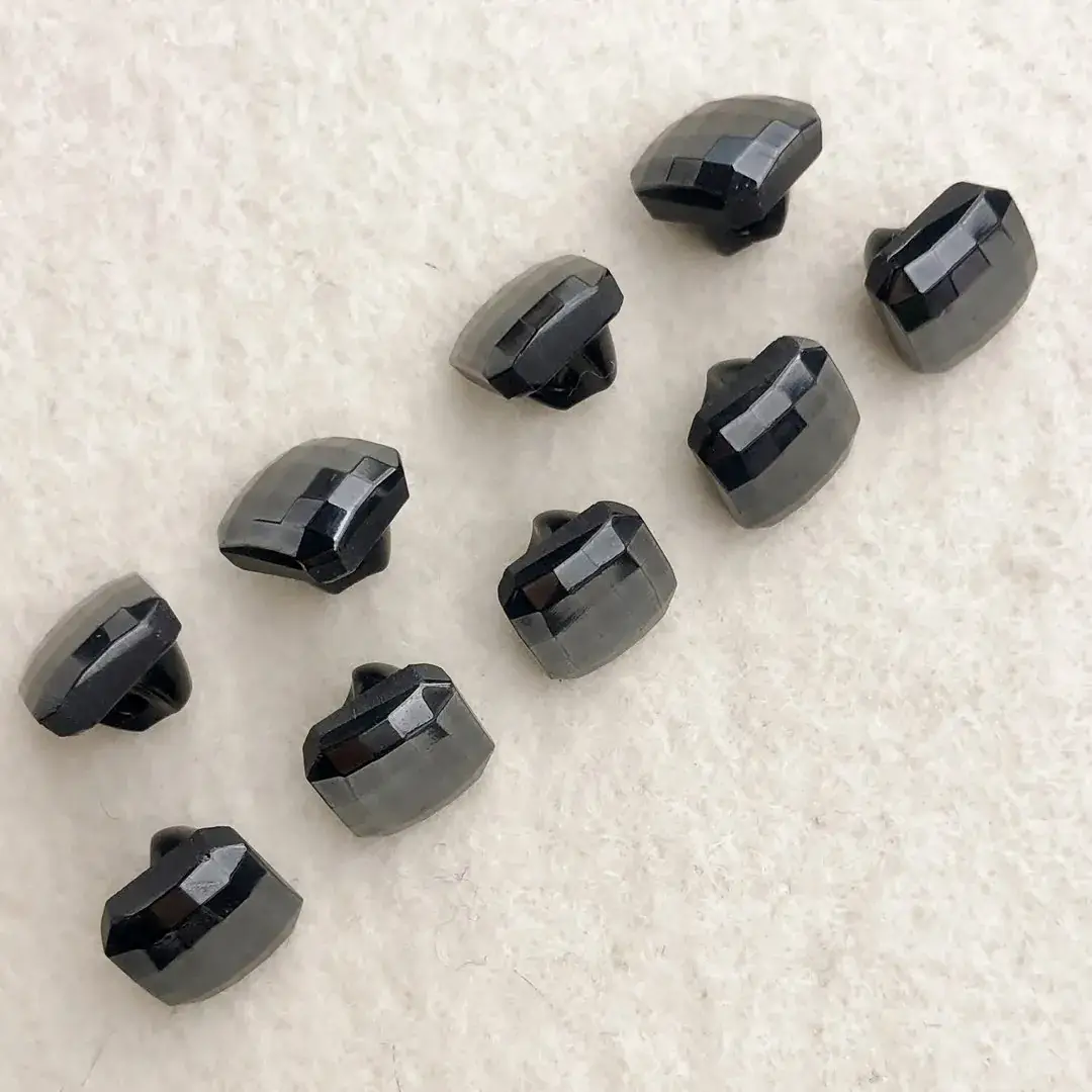 Trachtenknopf aus echtem Glas blutstein No. 35 – Bild 8 – Chiemgauer Heimatwerk Trachten-Onlineshop Trachtenknopf aus echtem Glas blutstein No. 35 - Bild 8 - Chiemgauer Heimatwerk Trachten-Onlineshop