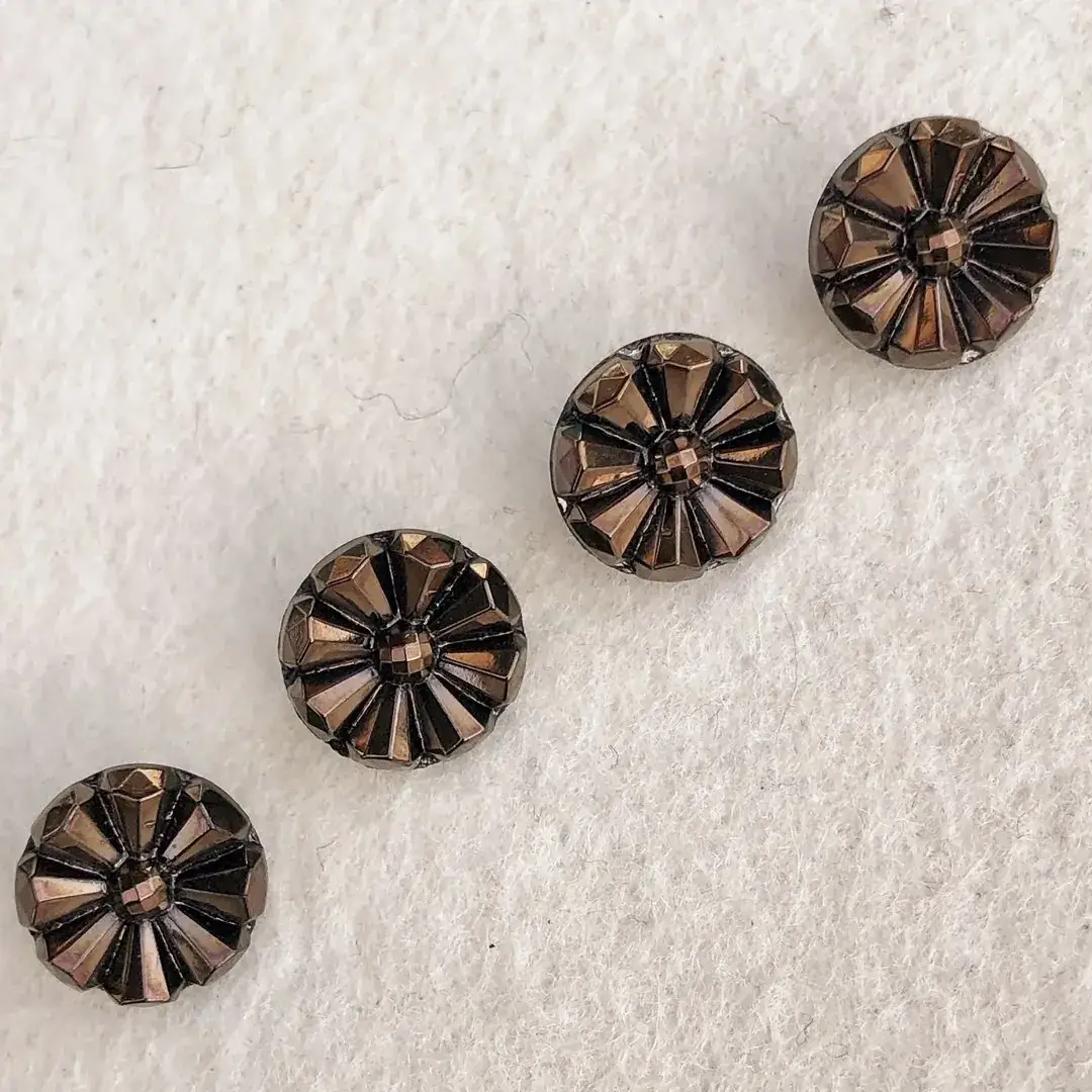Trachtenknopf aus echtem Glas bronze No. 39 – Bild 8 – Chiemgauer Heimatwerk Trachten-Onlineshop Trachtenknopf aus echtem Glas bronze No. 39 - Bild 8 - Chiemgauer Heimatwerk Trachten-Onlineshop