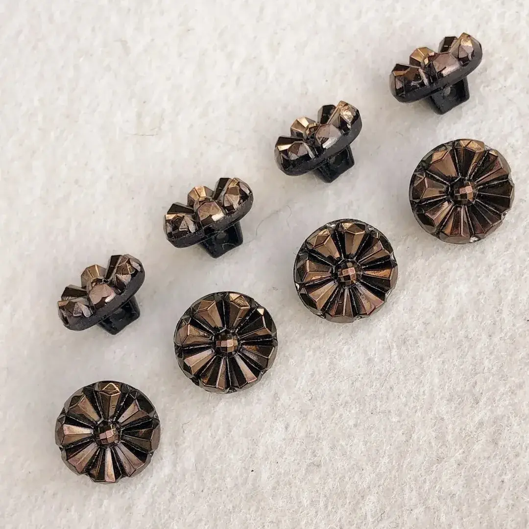 Trachtenknopf aus echtem Glas bronze No. 39 – Bild 9 – Chiemgauer Heimatwerk Trachten-Onlineshop Trachtenknopf aus echtem Glas bronze No. 39 - Bild 9 - Chiemgauer Heimatwerk Trachten-Onlineshop
