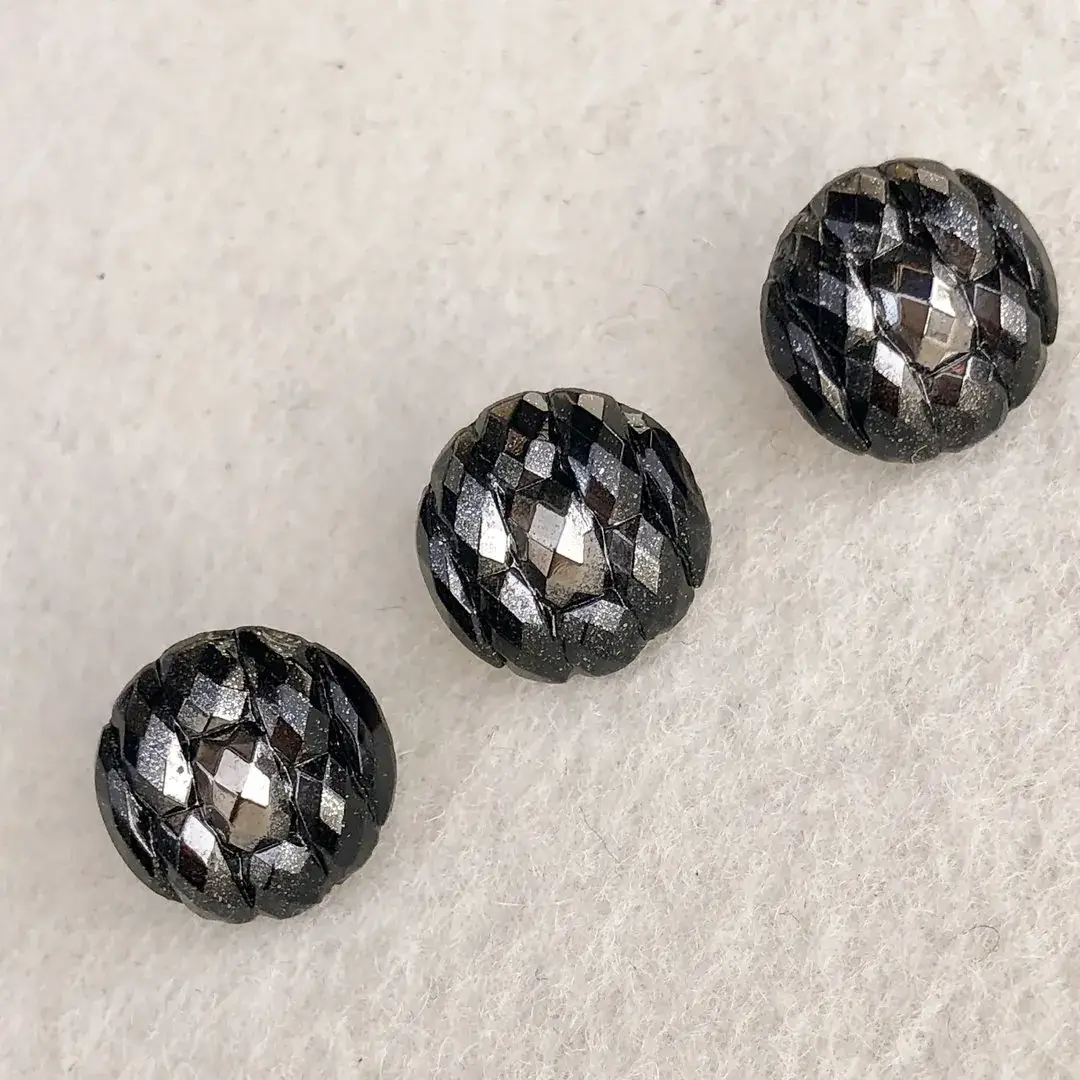 Trachtenknopf aus echtem Glas platin No. 11 – Bild 10 – Chiemgauer Heimatwerk Trachten-Onlineshop Trachtenknopf aus echtem Glas platin No. 11 - Bild 10 - Chiemgauer Heimatwerk Trachten-Onlineshop