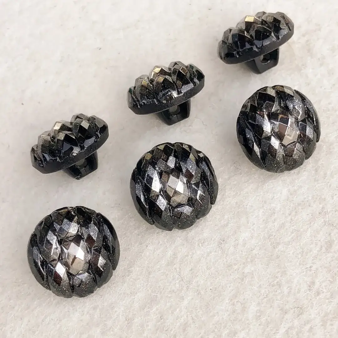 Trachtenknopf aus echtem Glas platin No. 11 – Bild 6 – Chiemgauer Heimatwerk Trachten-Onlineshop Trachtenknopf aus echtem Glas platin No. 11 - Bild 6 - Chiemgauer Heimatwerk Trachten-Onlineshop