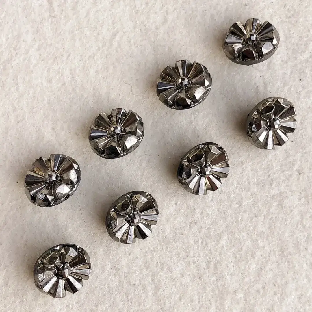 Trachtenknopf aus echtem Glas platin No. 40 – Bild 9 – Chiemgauer Heimatwerk Trachten-Onlineshop Trachtenknopf aus echtem Glas platin No. 40 - Bild 9 - Chiemgauer Heimatwerk Trachten-Onlineshop