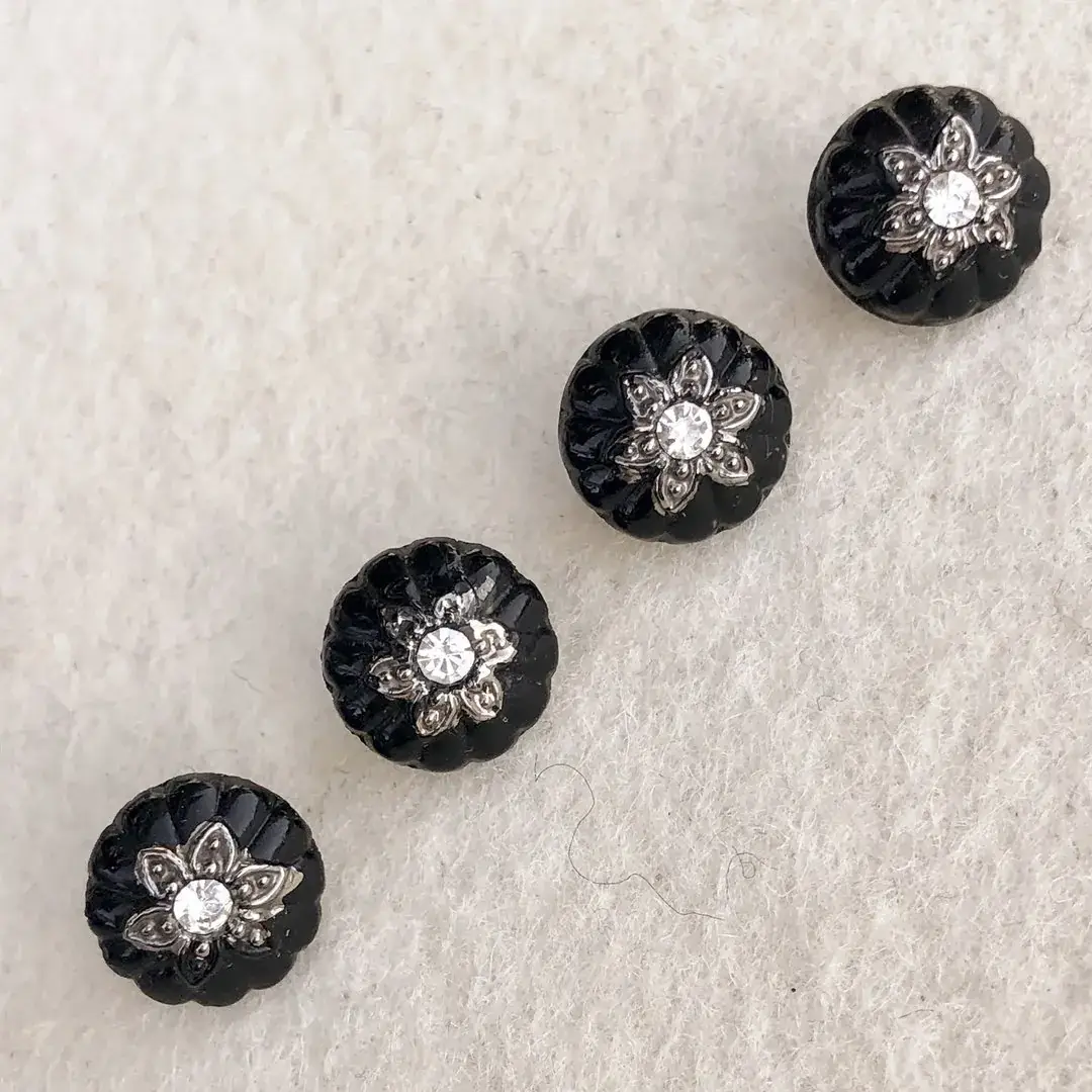 Trachtenknopf aus echtem Glas schwarz No. 54 – Bild 1 – Chiemgauer Heimatwerk Trachten-Onlineshop Trachtenknopf aus echtem Glas schwarz No. 54 - Bild 1 - Chiemgauer Heimatwerk Trachten-Onlineshop