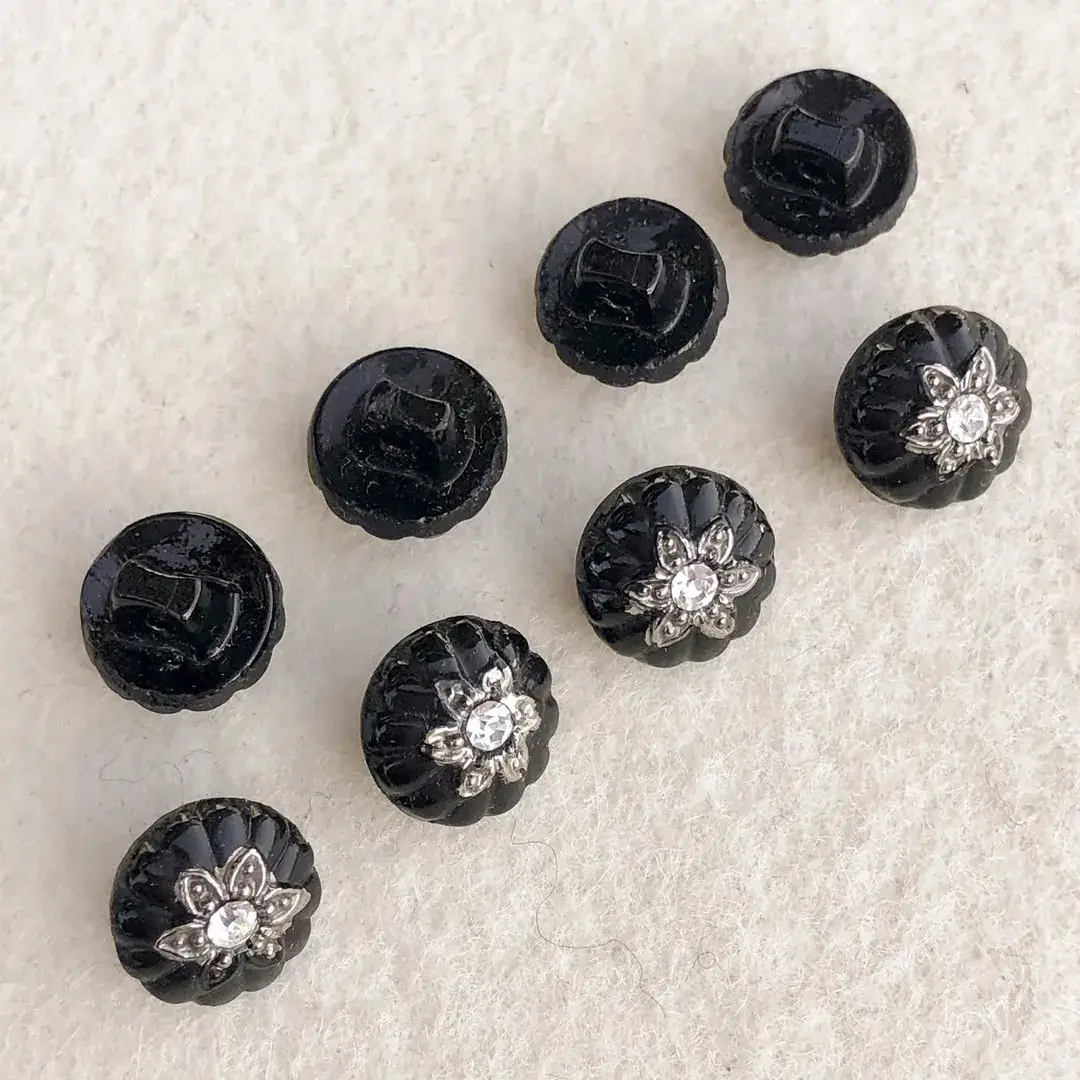 Trachtenknopf aus echtem Glas schwarz No. 54 – Bild 2 – Chiemgauer Heimatwerk Trachten-Onlineshop Trachtenknopf aus echtem Glas schwarz No. 54 - Bild 2 - Chiemgauer Heimatwerk Trachten-Onlineshop