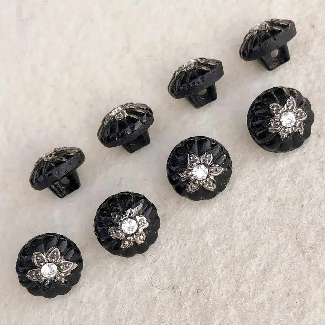 Trachtenknopf aus echtem Glas schwarz No. 54 – Bild 3 – Chiemgauer Heimatwerk Trachten-Onlineshop Trachtenknopf aus echtem Glas schwarz No. 54 - Bild 3 - Chiemgauer Heimatwerk Trachten-Onlineshop