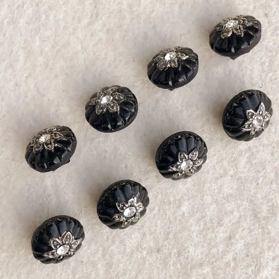 Trachtenknopf aus echtem Glas schwarz No. 54 – Bild 5 – Chiemgauer Heimatwerk Trachten-Onlineshop Trachtenknopf aus echtem Glas schwarz No. 54 - Bild 5 - Chiemgauer Heimatwerk Trachten-Onlineshop