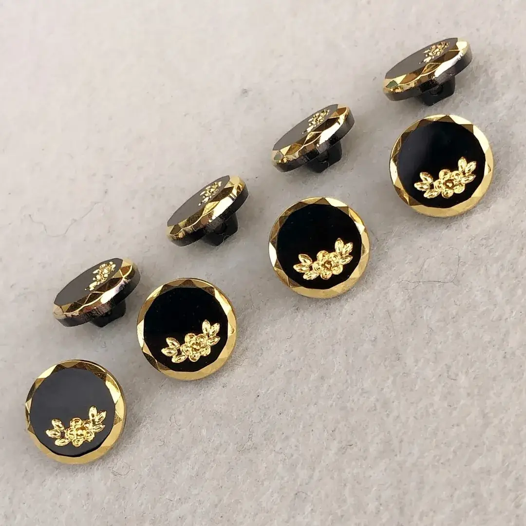 Trachtenknopf aus echtem Glas schwarz-gold No. 5 – Bild 14 – Chiemgauer Heimatwerk Trachten-Onlineshop Trachtenknopf aus echtem Glas schwarz-gold No. 5 - Bild 14 - Chiemgauer Heimatwerk Trachten-Onlineshop