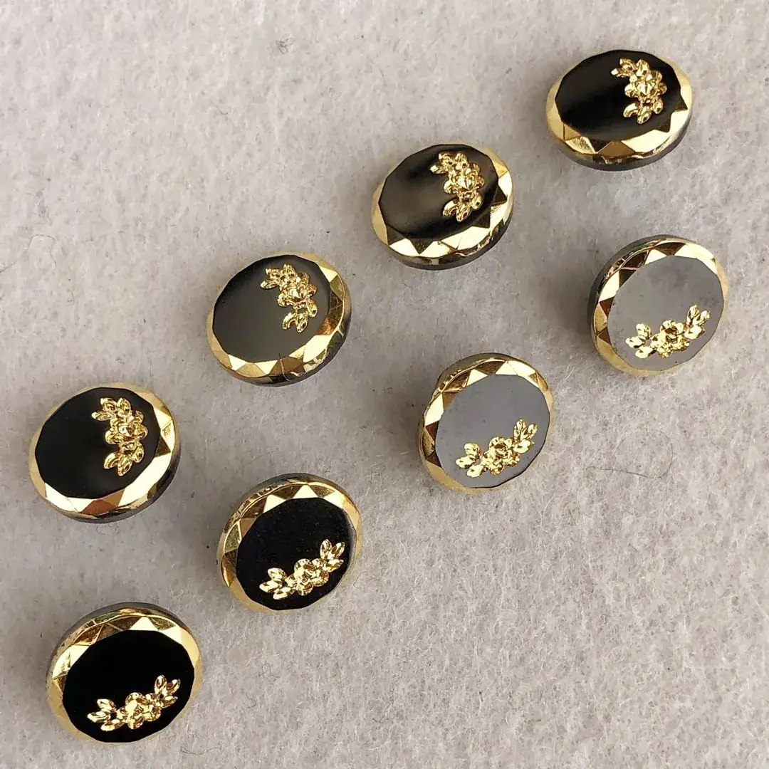 Trachtenknopf aus echtem Glas schwarz-gold No. 5 – Bild 17 – Chiemgauer Heimatwerk Trachten-Onlineshop Trachtenknopf aus echtem Glas schwarz-gold No. 5 - Bild 17 - Chiemgauer Heimatwerk Trachten-Onlineshop