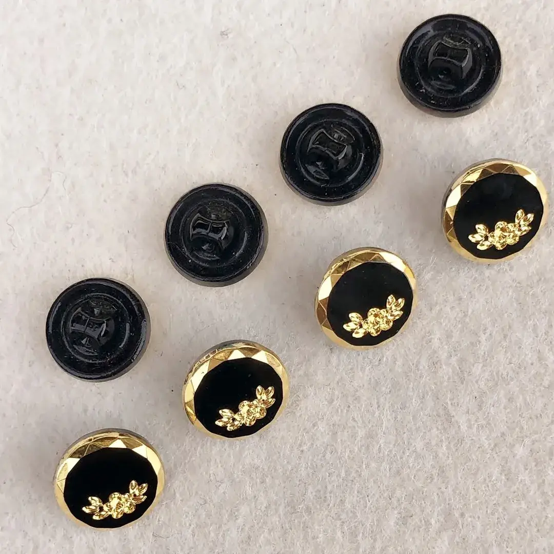 Trachtenknopf aus echtem Glas schwarz-gold No. 5 – Bild 21 – Chiemgauer Heimatwerk Trachten-Onlineshop Trachtenknopf aus echtem Glas schwarz-gold No. 5 - Bild 21 - Chiemgauer Heimatwerk Trachten-Onlineshop