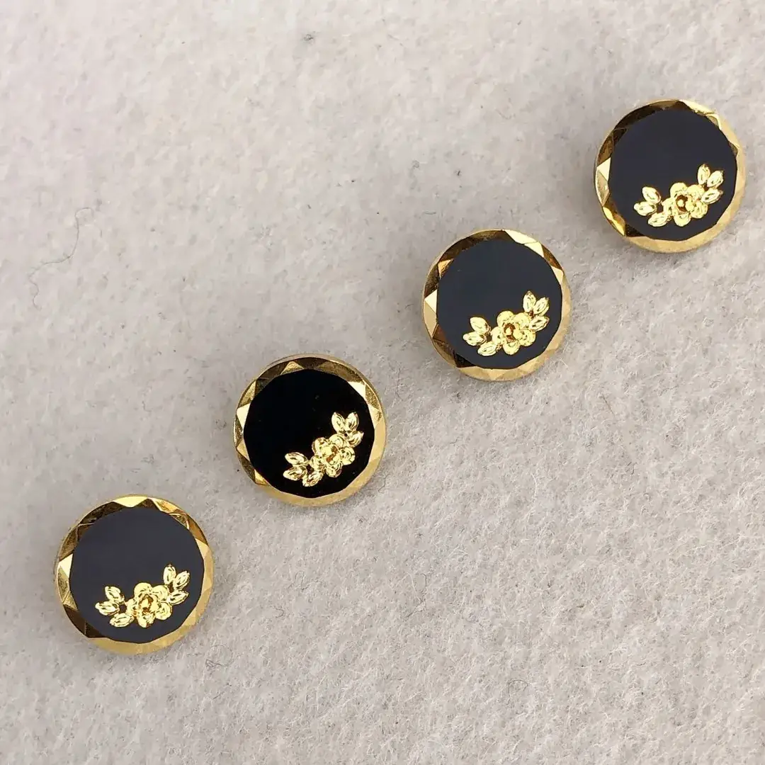 Trachtenknopf aus echtem Glas schwarz-gold No. 5 – Bild 24 – Chiemgauer Heimatwerk Trachten-Onlineshop Trachtenknopf aus echtem Glas schwarz-gold No. 5 - Bild 24 - Chiemgauer Heimatwerk Trachten-Onlineshop