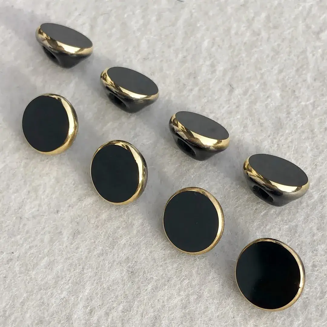 Trachtenknopf aus echtem Glas schwarz-gold No. 6 – Bild 14 – Chiemgauer Heimatwerk Trachten-Onlineshop Trachtenknopf aus echtem Glas schwarz-gold No. 6 - Bild 14 - Chiemgauer Heimatwerk Trachten-Onlineshop