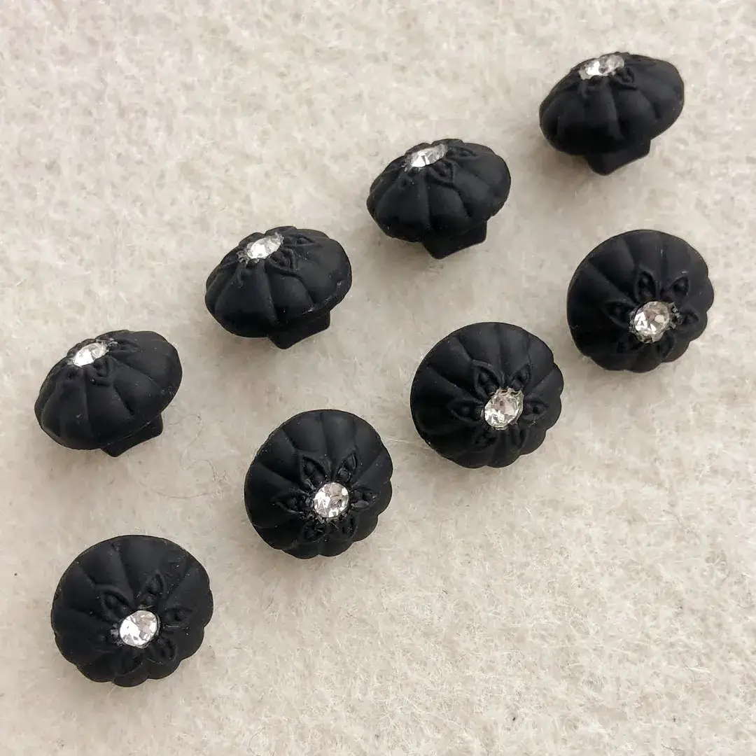 Trachtenknopf aus echtem Glas schwarz matt No. 45 – Bild 22 – Chiemgauer Heimatwerk Trachten-Onlineshop Trachtenknopf aus echtem Glas schwarz matt No. 45 - Bild 22 - Chiemgauer Heimatwerk Trachten-Onlineshop