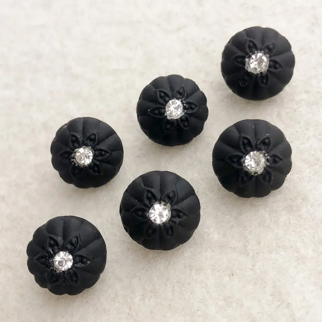Trachtenknopf aus echtem Glas schwarz matt No. 45 – Bild 28 – Chiemgauer Heimatwerk Trachten-Onlineshop Trachtenknopf aus echtem Glas schwarz matt No. 45 - Bild 28 - Chiemgauer Heimatwerk Trachten-Onlineshop