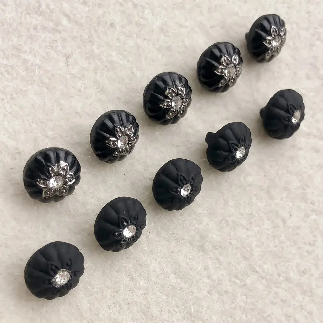 Trachtenknopf aus echtem Glas schwarz matt No. 45 – Bild 6 – Chiemgauer Heimatwerk Trachten-Onlineshop Trachtenknopf aus echtem Glas schwarz matt No. 45 - Bild 6 - Chiemgauer Heimatwerk Trachten-Onlineshop