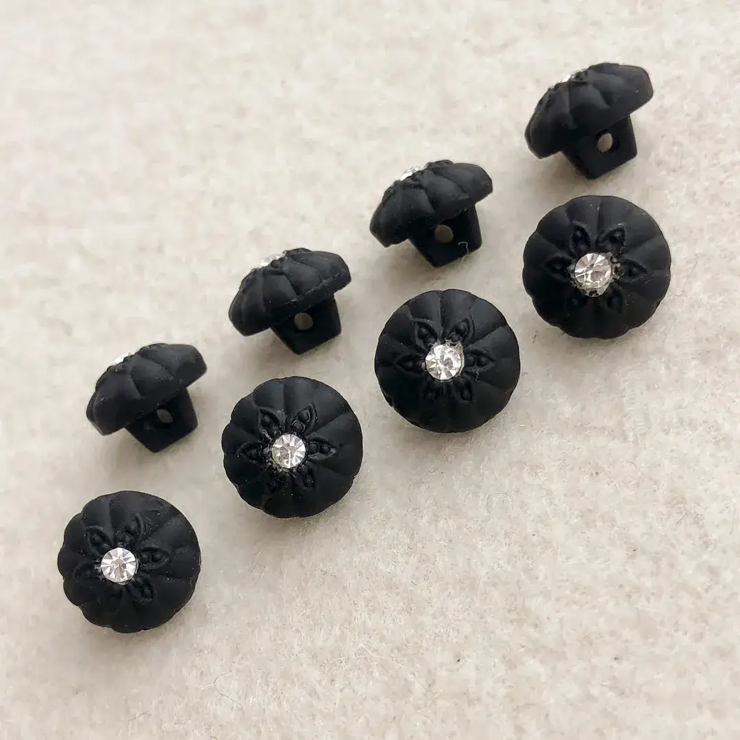 Trachtenknopf aus echtem Glas schwarz matt No. 45 – Bild 9 – Chiemgauer Heimatwerk Trachten-Onlineshop Trachtenknopf aus echtem Glas schwarz matt No. 45 - Bild 9 - Chiemgauer Heimatwerk Trachten-Onlineshop