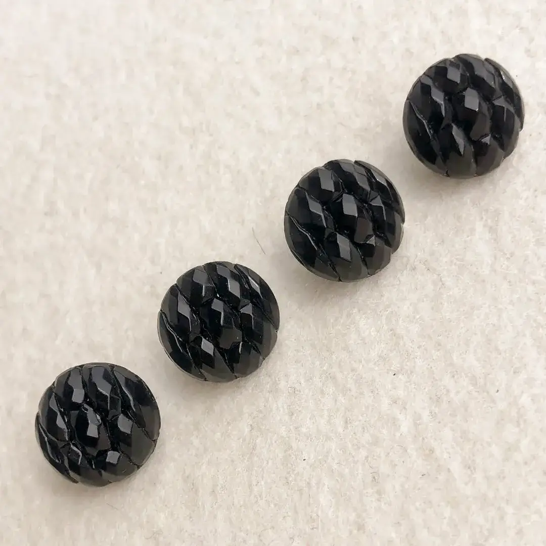 Trachtenknopf aus echtem Glas schwarz No. 12 – Bild 2 – Chiemgauer Heimatwerk Trachten-Onlineshop Trachtenknopf aus echtem Glas schwarz No. 12 - Bild 2 - Chiemgauer Heimatwerk Trachten-Onlineshop