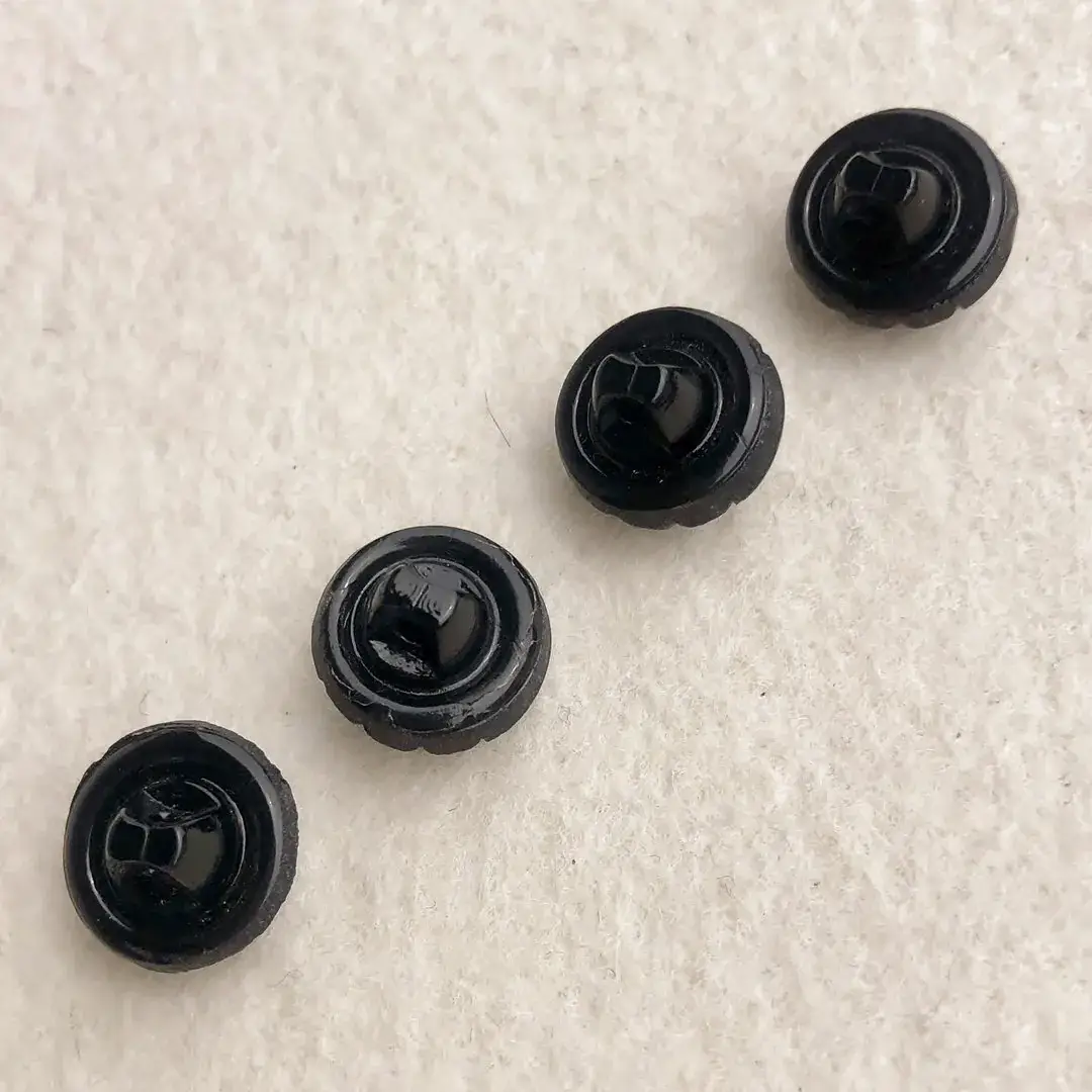 Trachtenknopf aus echtem Glas schwarz No. 12 – Bild 6 – Chiemgauer Heimatwerk Trachten-Onlineshop Trachtenknopf aus echtem Glas schwarz No. 12 - Bild 6 - Chiemgauer Heimatwerk Trachten-Onlineshop