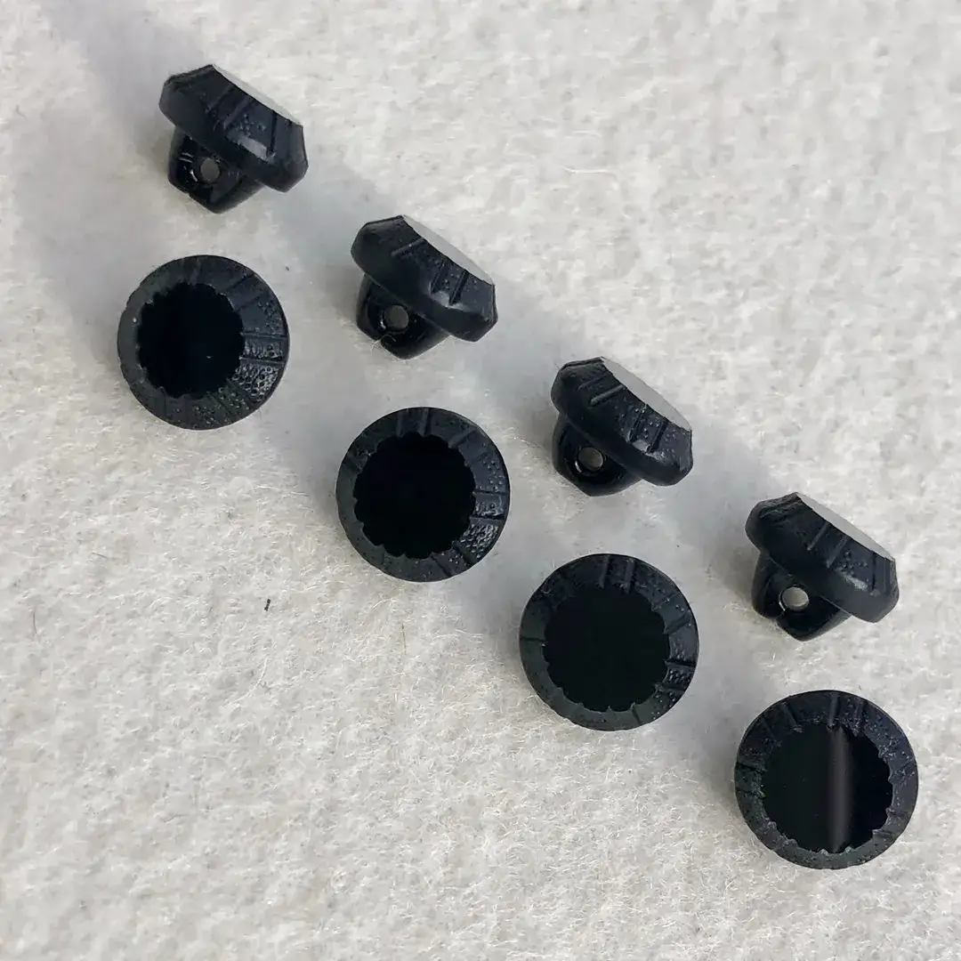 Trachtenknopf aus echtem Glas schwarz No. 14 – Bild 3 – Chiemgauer Heimatwerk Trachten-Onlineshop Trachtenknopf aus echtem Glas schwarz No. 14 - Bild 3 - Chiemgauer Heimatwerk Trachten-Onlineshop