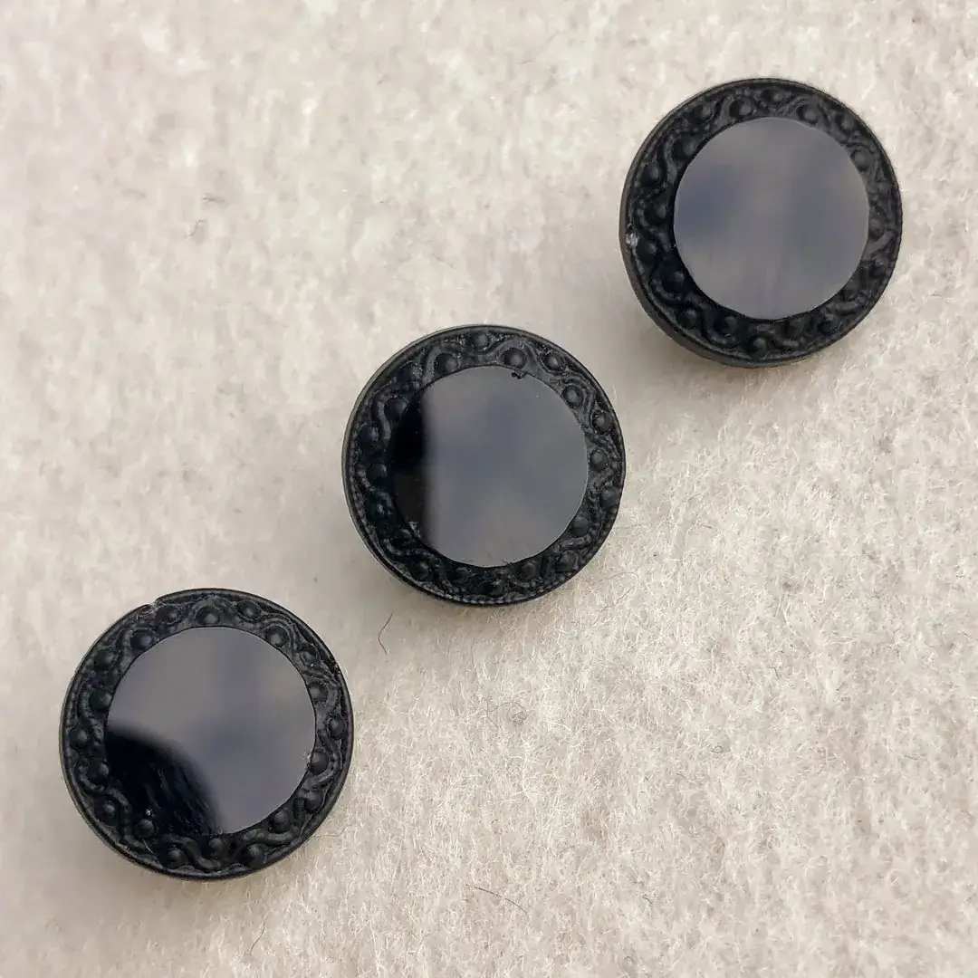 Trachtenknopf aus echtem Glas schwarz No. 15 – Bild 4 – Chiemgauer Heimatwerk Trachten-Onlineshop Trachtenknopf aus echtem Glas schwarz No. 15 - Bild 4 - Chiemgauer Heimatwerk Trachten-Onlineshop