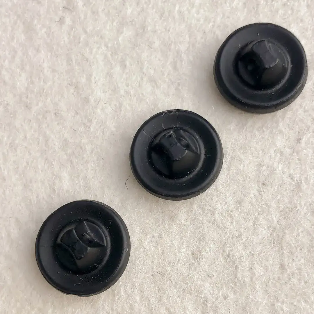 Trachtenknopf aus echtem Glas schwarz No. 15 – Bild 6 – Chiemgauer Heimatwerk Trachten-Onlineshop Trachtenknopf aus echtem Glas schwarz No. 15 - Bild 6 - Chiemgauer Heimatwerk Trachten-Onlineshop