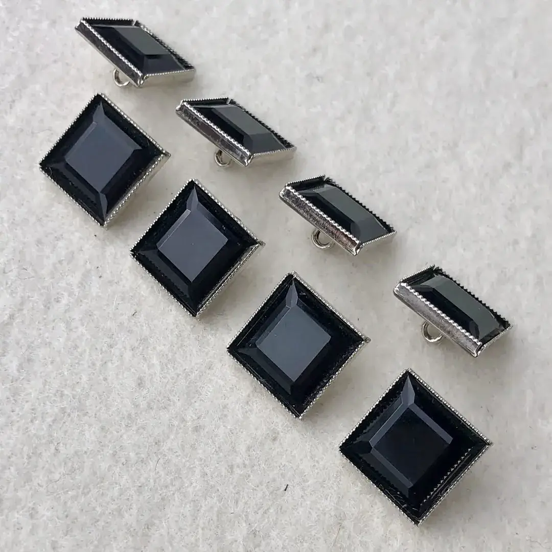Trachtenknopf aus echtem Glas schwarz No. 17 – Bild 15 – Chiemgauer Heimatwerk Trachten-Onlineshop Trachtenknopf aus echtem Glas schwarz No. 17 - Bild 15 - Chiemgauer Heimatwerk Trachten-Onlineshop