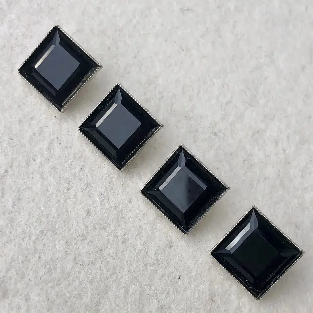 Trachtenknopf aus echtem Glas schwarz No. 17 – Bild 3 – Chiemgauer Heimatwerk Trachten-Onlineshop Trachtenknopf aus echtem Glas schwarz No. 17 - Bild 3 - Chiemgauer Heimatwerk Trachten-Onlineshop