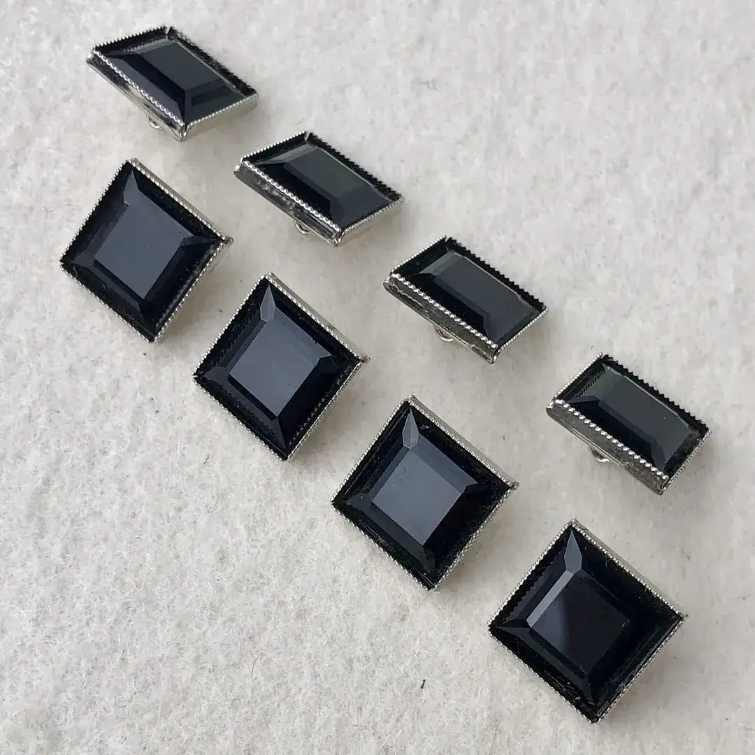 Trachtenknopf aus echtem Glas schwarz No. 18 – Bild 13 – Chiemgauer Heimatwerk Trachten-Onlineshop Trachtenknopf aus echtem Glas schwarz No. 18 - Bild 13 - Chiemgauer Heimatwerk Trachten-Onlineshop