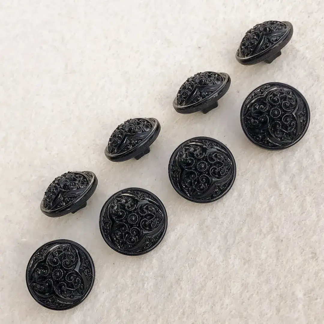 Trachtenknopf aus echtem Glas schwarz No. 21 – Bild 4 – Chiemgauer Heimatwerk Trachten-Onlineshop Trachtenknopf aus echtem Glas schwarz No. 21 - Bild 4 - Chiemgauer Heimatwerk Trachten-Onlineshop