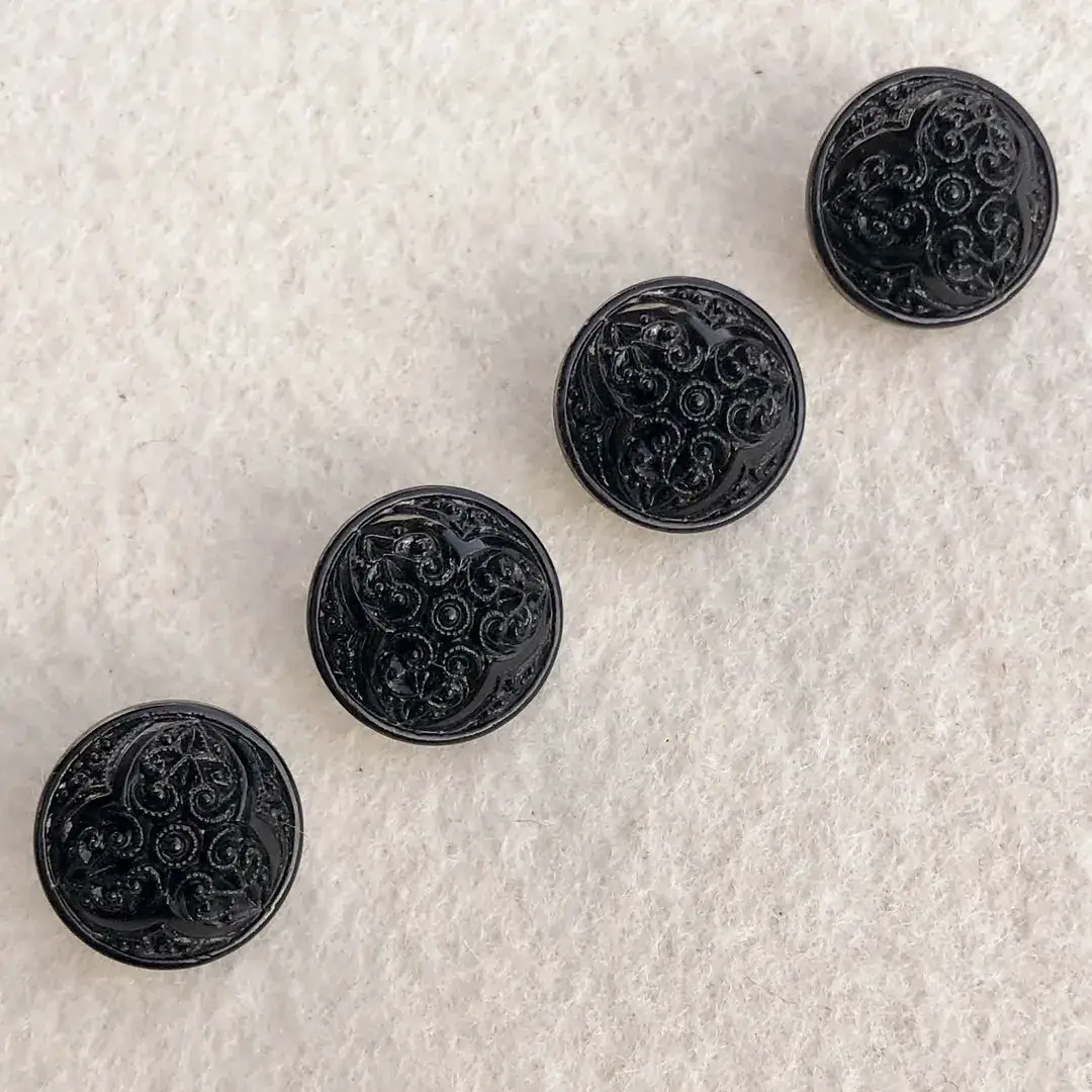 Trachtenknopf aus echtem Glas schwarz No. 23 – Bild 9 – Chiemgauer Heimatwerk Trachten-Onlineshop Trachtenknopf aus echtem Glas schwarz No. 23 - Bild 9 - Chiemgauer Heimatwerk Trachten-Onlineshop