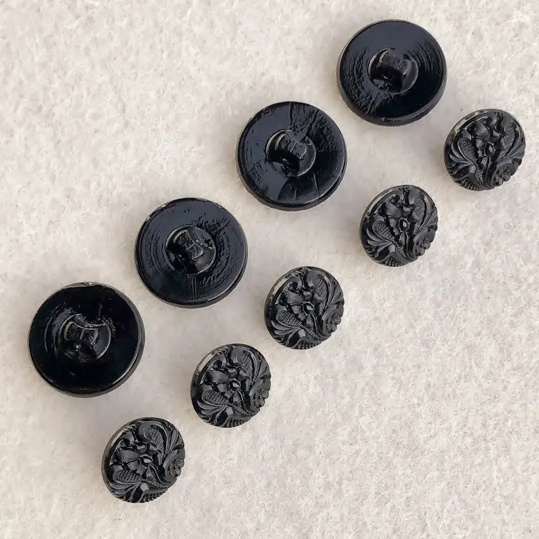 Trachtenknopf aus echtem Glas schwarz No. 52 – Bild 3 – Chiemgauer Heimatwerk Trachten-Onlineshop Trachtenknopf aus echtem Glas schwarz No. 52 - Bild 3 - Chiemgauer Heimatwerk Trachten-Onlineshop