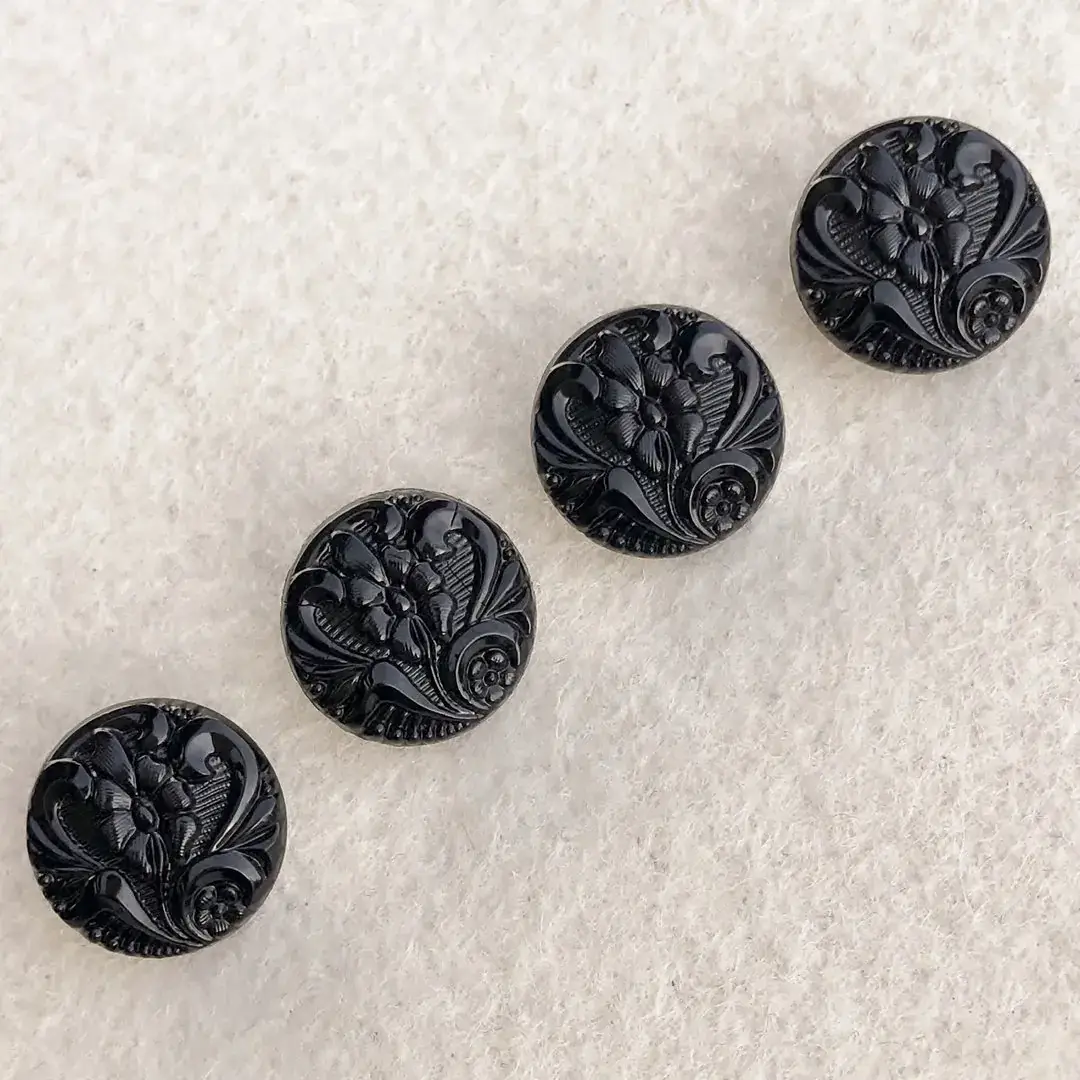 Trachtenknopf aus echtem Glas schwarz No. 52 – Bild 5 – Chiemgauer Heimatwerk Trachten-Onlineshop Trachtenknopf aus echtem Glas schwarz No. 52 - Bild 5 - Chiemgauer Heimatwerk Trachten-Onlineshop