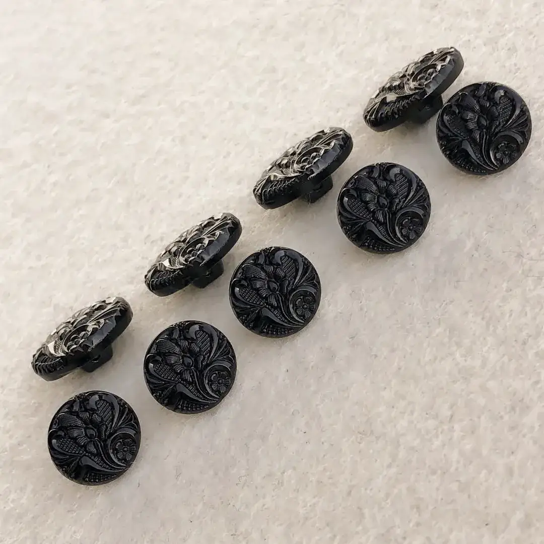 Trachtenknopf aus echtem Glas schwarz No. 52 – Bild 2 – Chiemgauer Heimatwerk Trachten-Onlineshop Trachtenknopf aus echtem Glas schwarz No. 52 - Bild 2 - Chiemgauer Heimatwerk Trachten-Onlineshop