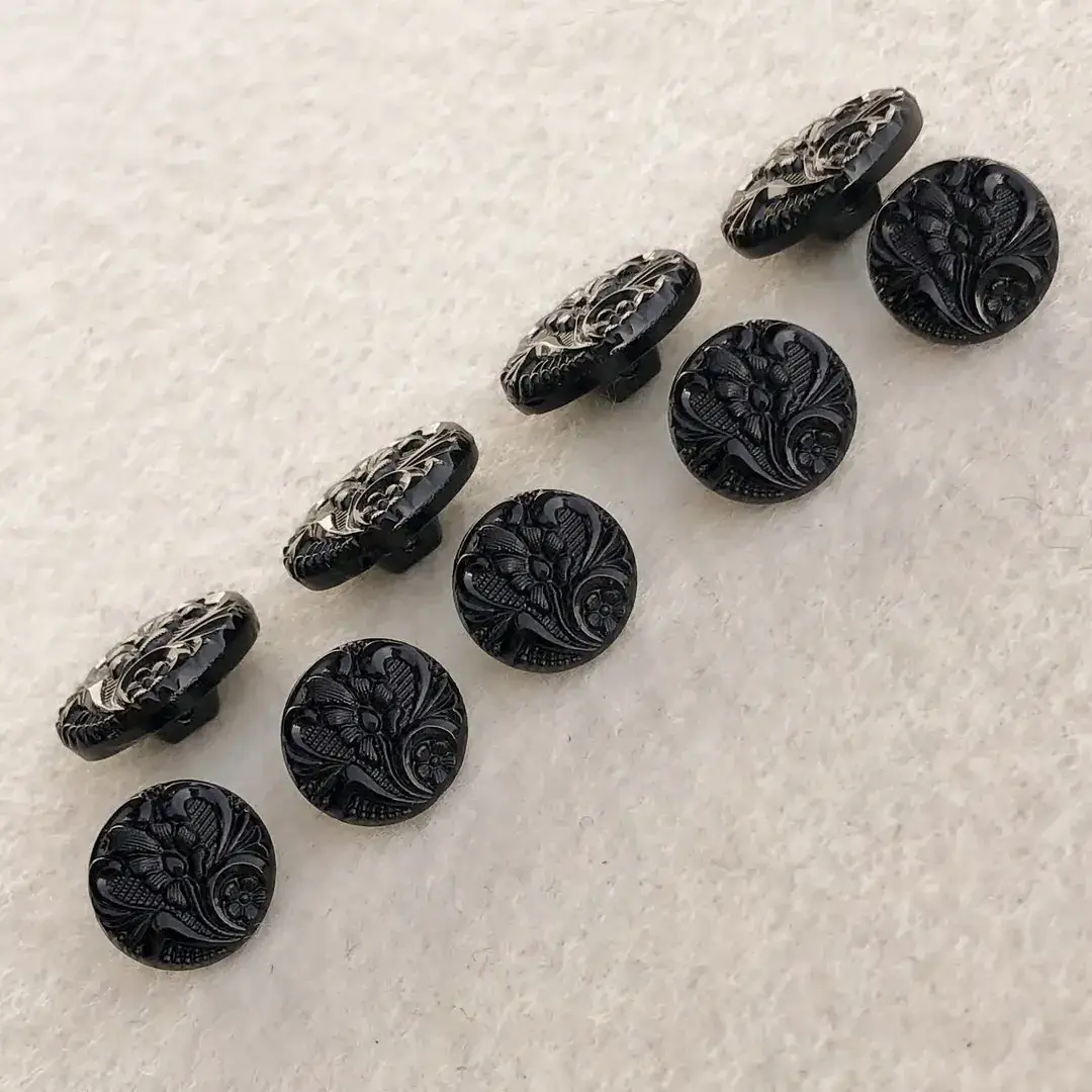 Trachtenknopf aus echtem Glas schwarz No. 27 – Bild 14 – Chiemgauer Heimatwerk Trachten-Onlineshop Trachtenknopf aus echtem Glas schwarz No. 27 - Bild 14 - Chiemgauer Heimatwerk Trachten-Onlineshop